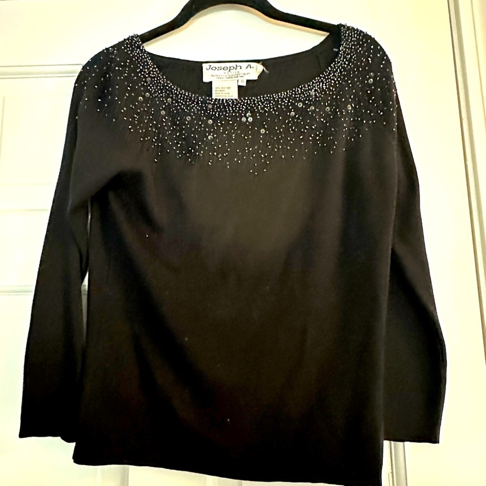 Joseph Aboud top med
Gorgeous black Aurora borealis beading around neck medium